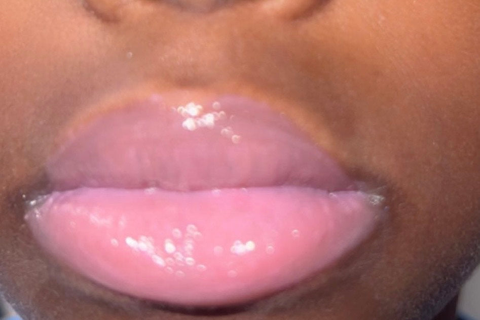 Clear lip gloss Colored lip gloss Non-sticky lip gloss Glossy lips Plumping lip gloss Vegan lip gloss Natural lip gloss